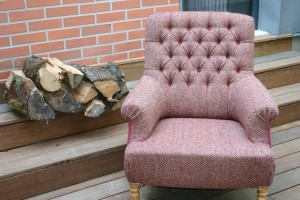 Fauteuil Anglais capitonné habillé d'une pure laine tissée en Irlande  à motifs de chevrons pour passer confortablement de longues soirées d'hiver…