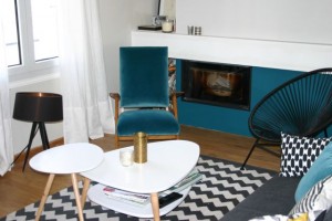 Fauteuil scandinave années 50 recouvert d'un velours bleu canard de chez Dedar 