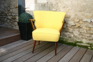 Fauteuil cocktail années 50 réactualisé avec un tissu Arc en ciel de chez Nobilis