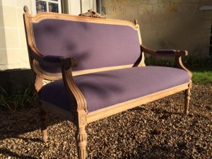 Banquette Louis XVI restaurée avec un lin couleur mûre de chez Nobilis